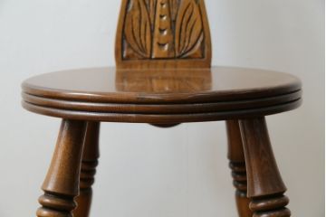 イギリスビンテージ　希少モデル　Old Charm(オールドチャーム)　背面の彫刻と個性的なデザインが素敵なスピニングチェア(スピナーズチェア、板座チェア、ダイニングチェア、椅子、イス、ヴィンテージ、英国)(R-072595)