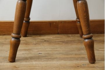 イギリスビンテージ　希少モデル　Old Charm(オールドチャーム)　背面の彫刻と個性的なデザインが素敵なスピニングチェア(スピナーズチェア、板座チェア、ダイニングチェア、椅子、イス、ヴィンテージ、英国)(R-072595)