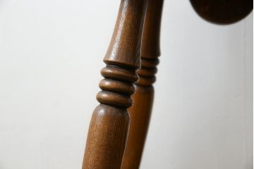 イギリスビンテージ　希少モデル　Old Charm(オールドチャーム)　背面の彫刻と個性的なデザインが素敵なスピニングチェア(スピナーズチェア、板座チェア、ダイニングチェア、椅子、イス、ヴィンテージ、英国)(R-072595)