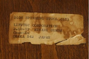 イギリスビンテージ　希少モデル　Old Charm(オールドチャーム)　背面の彫刻と個性的なデザインが素敵なスピニングチェア(スピナーズチェア、板座チェア、ダイニングチェア、椅子、イス、ヴィンテージ、英国)(R-072595)