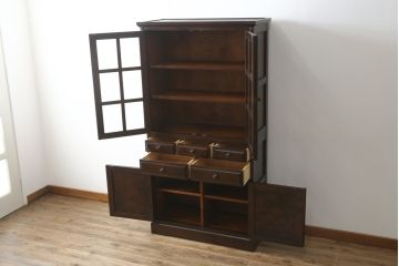 中古　北海道民芸家具　HM160K　美しい木肌とシックな佇まいが魅力的なキャビネット(食器棚、収納棚、戸棚、カップボード、飾り棚、本箱)(R-072596)