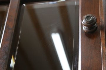 中古　北海道民芸家具　HM160K　美しい木肌とシックな佇まいが魅力的なキャビネット(食器棚、収納棚、戸棚、カップボード、飾り棚、本箱)(R-072596)