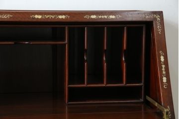 アジアンビンテージ　花梨(カリン)材　上品なデザインの象嵌入りライティングビューロー(ワークデスク、簿記机、収納棚、戸棚、在宅用、在宅ワーク用、引き出し)(R-072600)