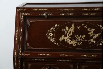 アジアンビンテージ　花梨(カリン)材　上品なデザインの象嵌入りライティングビューロー(ワークデスク、簿記机、収納棚、戸棚、在宅用、在宅ワーク用、引き出し)(R-072600)
