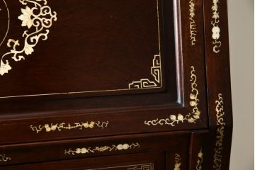 アジアンビンテージ　花梨(カリン)材　上品なデザインの象嵌入りライティングビューロー(ワークデスク、簿記机、収納棚、戸棚、在宅用、在宅ワーク用、引き出し)(R-072600)