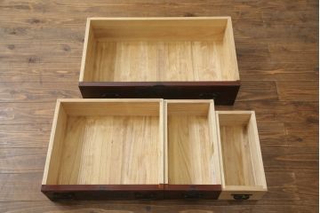 和製ビンテージ　美品　岩谷堂箪笥　伝統工芸士「菊広」作　木地呂塗り　欅(ケヤキ)材　美しい杢目と立派な手打ち金具が目を惹く車箪笥(衣装箪笥、収納箪笥、整理箪笥、和箪笥、引き出し、ヴィンテージ)(R-072606)