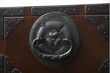 和製ビンテージ　美品　岩谷堂箪笥　伝統工芸士「菊広」作　木地呂塗り　欅(ケヤキ)材　美しい杢目と立派な手打ち金具が目を惹く車箪笥(衣装箪笥、収納箪笥、整理箪笥、和箪笥、引き出し、ヴィンテージ)(R-072606)