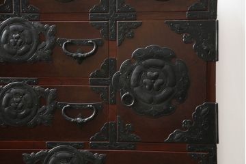 和製ビンテージ　美品　岩谷堂箪笥　伝統工芸士「菊広」作　木地呂塗り　欅(ケヤキ)材　美しい杢目と立派な手打ち金具が目を惹く車箪笥(衣装箪笥、収納箪笥、整理箪笥、和箪笥、引き出し、ヴィンテージ)(R-072606)