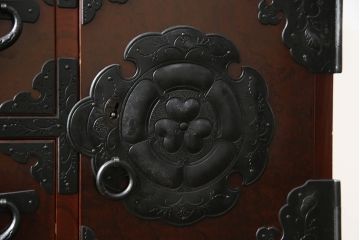 和製ビンテージ　美品　岩谷堂箪笥　伝統工芸士「菊広」作　木地呂塗り　欅(ケヤキ)材　美しい杢目と立派な手打ち金具が目を惹く車箪笥(衣装箪笥、収納箪笥、整理箪笥、和箪笥、引き出し、ヴィンテージ)(R-072606)