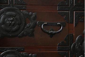 和製ビンテージ　美品　岩谷堂箪笥　伝統工芸士「菊広」作　木地呂塗り　欅(ケヤキ)材　美しい杢目と立派な手打ち金具が目を惹く車箪笥(衣装箪笥、収納箪笥、整理箪笥、和箪笥、引き出し、ヴィンテージ)(R-072606)