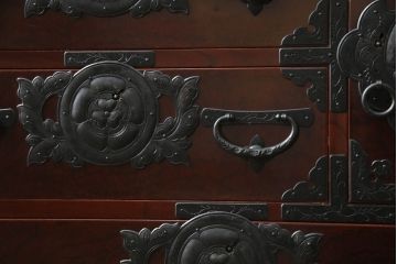 和製ビンテージ　美品　岩谷堂箪笥　伝統工芸士「菊広」作　木地呂塗り　欅(ケヤキ)材　美しい杢目と立派な手打ち金具が目を惹く車箪笥(衣装箪笥、収納箪笥、整理箪笥、和箪笥、引き出し、ヴィンテージ)(R-072606)