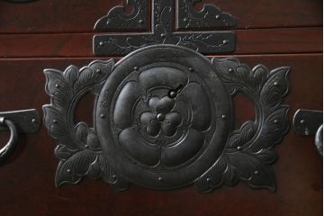 和製ビンテージ　美品　岩谷堂箪笥　伝統工芸士「菊広」作　木地呂塗り　欅(ケヤキ)材　美しい杢目と立派な手打ち金具が目を惹く車箪笥(衣装箪笥、収納箪笥、整理箪笥、和箪笥、引き出し、ヴィンテージ)(R-072606)