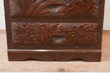 中古　日光彫り　大胆に施された花の彫りが美しい小引き出し(卓上収納、小物収納)(R-072617)
