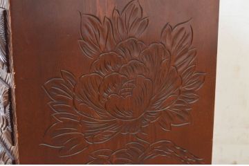 中古　日光彫り　大胆に施された花の彫りが美しい小引き出し(卓上収納、小物収納)(R-072617)