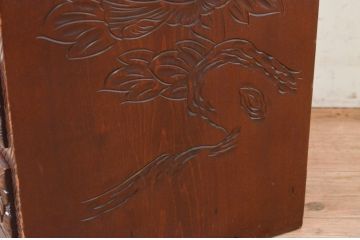 中古　日光彫り　大胆に施された花の彫りが美しい小引き出し(卓上収納、小物収納)(R-072617)