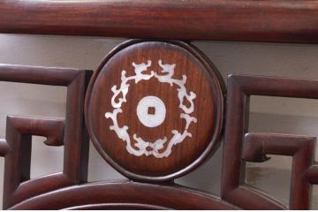 アジアンビンテージ　高級品!!　象嵌入りの凝ったデザインが魅力の唐木材製ベンチ(長椅子、長イス、花梨材、カリン材、板座チェア、3人掛けベンチ、ヴィンテージ)(R-072619)