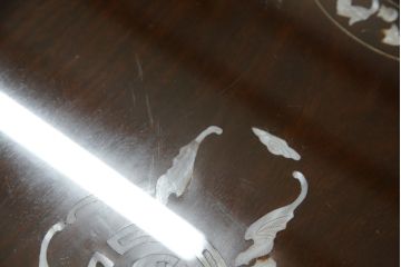 アジアンビンテージ　高級品!!　象嵌入りの凝ったデザインが魅力の唐木材製センターテーブル(リビングテーブル、ローテーブル、花梨材、カリン材、ヴィンテージ)(R-072620)