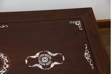アジアンビンテージ　高級品!!　象嵌入りの凝ったデザインが魅力の唐木材製センターテーブル(リビングテーブル、ローテーブル、花梨材、カリン材、ヴィンテージ)(R-072620)