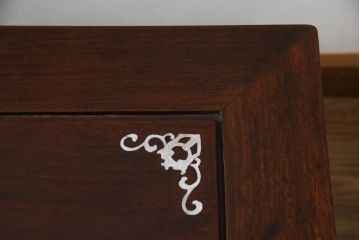 アジアンビンテージ　高級品!!　象嵌入りの凝ったデザインが魅力の唐木材製センターテーブル(リビングテーブル、ローテーブル、花梨材、カリン材、ヴィンテージ)(R-072620)