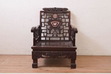 アジアンビンテージ　高級品!!　象嵌入りの凝ったデザインが魅力の唐木材製チェア(アームチェア、板座チェア、1人掛けソファ、花梨材、カリン材、ヴィンテージ)(R-072621)