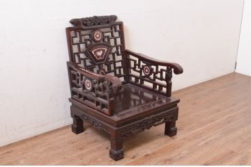 アジアンビンテージ　高級品!!　象嵌入りの凝ったデザインが魅力の唐木材製チェア(アームチェア、板座チェア、1人掛けソファ、花梨材、カリン材、ヴィンテージ)(R-072621)