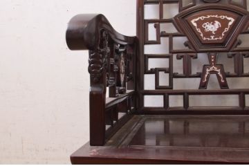 アジアンビンテージ　高級品!!　象嵌入りの凝ったデザインが魅力の唐木材製チェア(アームチェア、板座チェア、1人掛けソファ、花梨材、カリン材、ヴィンテージ)(R-072621)