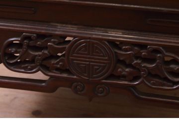 アジアンビンテージ　高級品!!　象嵌入りの凝ったデザインが魅力の唐木材製チェア(アームチェア、板座チェア、1人掛けソファ、花梨材、カリン材、ヴィンテージ)(R-072621)