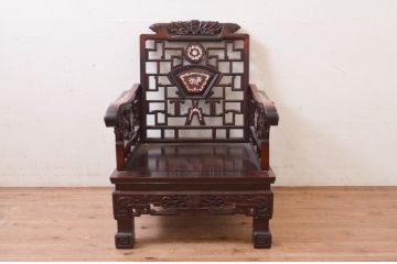 アジアンビンテージ　高級品!!　象嵌入りの凝ったデザインが魅力の唐木材製チェア(アームチェア、板座チェア、1人掛けソファ、花梨材、カリン材、ヴィンテージ)(R-072622)