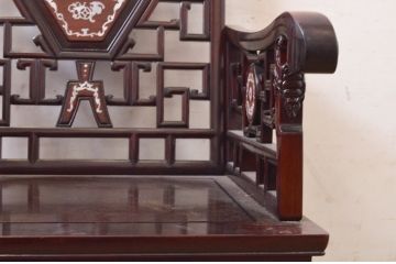 アジアンビンテージ　高級品!!　象嵌入りの凝ったデザインが魅力の唐木材製チェア(アームチェア、板座チェア、1人掛けソファ、花梨材、カリン材、ヴィンテージ)(R-072622)