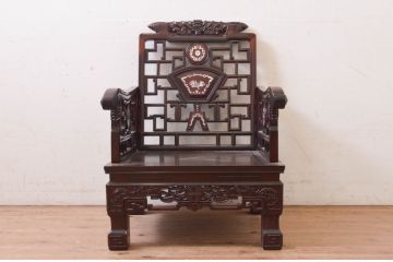 アジアンビンテージ　高級品!!　象嵌入りの凝ったデザインが魅力の唐木材製チェア(アームチェア、板座チェア、1人掛けソファ、花梨材、カリン材、ヴィンテージ)(R-072623)