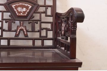 アジアンビンテージ　高級品!!　象嵌入りの凝ったデザインが魅力の唐木材製チェア(アームチェア、板座チェア、1人掛けソファ、花梨材、カリン材、ヴィンテージ)(R-072623)