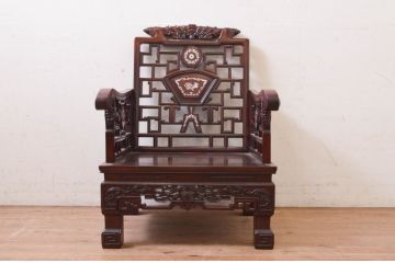 アジアンビンテージ　高級品!!　象嵌入りの凝ったデザインが魅力の唐木材製チェア(アームチェア、板座チェア、1人掛けソファ、花梨材、カリン材、ヴィンテージ)(R-072624)