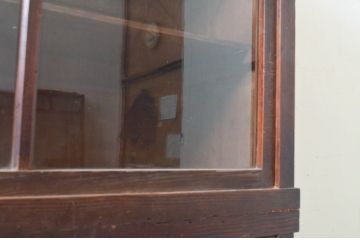 和製アンティーク　ゆらゆらガラス　古い木味が昔懐かしい雰囲気を醸し出す収納棚(サイドボード、食器棚、収納棚、飾り棚、戸棚)(R-072627)