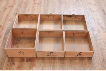 和製アンティーク　引き出し30杯　古い木味が昔懐かしい雰囲気を醸し出す収納箪笥(薬箪笥、整理たんす、サイドボード、サイドチェスト)(R-072628)