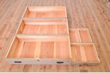 和製ビンテージ　柔らかな色合いが魅力的な三段重ねの桐箪笥(桐たんす、和タンス、着物箪笥、衣装箪笥、収納たんす、引き出し)(R-072629)