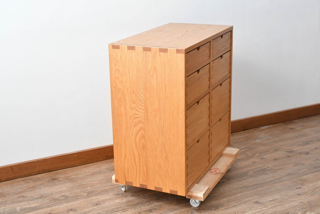 和製ヴィンテージ　高島屋特注品!　シンプルなデザインと引き出し8杯の収納力が魅力的なチェスト　(R-072634)
