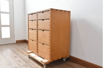 和製ヴィンテージ　高島屋特注品!　シンプルなデザインと引き出し8杯の収納力が魅力的なチェスト　(R-072634)