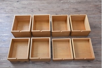 和製ヴィンテージ　高島屋特注品!　シンプルなデザインと引き出し8杯の収納力が魅力的なチェスト　(R-072634)
