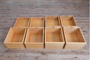 和製ヴィンテージ　高島屋特注品!　シンプルなデザインと引き出し8杯の収納力が魅力的なチェスト　(R-072634)