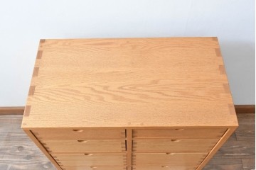 和製ヴィンテージ　高島屋特注品!　シンプルなデザインと引き出し8杯の収納力が魅力的なチェスト　(R-072634)