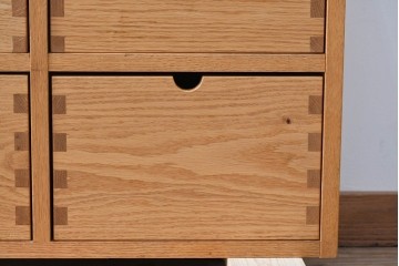和製ヴィンテージ　高島屋特注品!　シンプルなデザインと引き出し8杯の収納力が魅力的なチェスト　(R-072634)