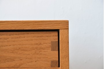 和製ヴィンテージ　高島屋特注品!　シンプルなデザインと引き出し8杯の収納力が魅力的なチェスト　(R-072634)