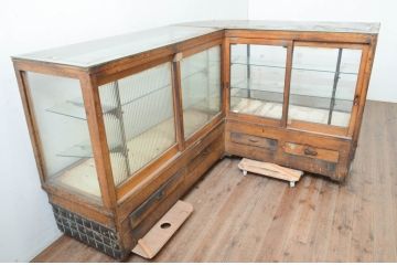 和製アンティーク　曲面ガラス　レトロな雰囲気を醸し出す台形L型タイル付きガラスケース(Lガラス、曲げガラス、カウンター、ショーケース、キャビネット、飾り棚、陳列棚、店舗什器)(R-072642)