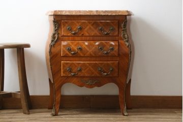 中古　イタリア製　天板大理石　真鍮金具付き　上品な佇まいとパーケットリーのデザインが魅力的なサイドチェスト(コモード、サイドテーブル、引き出し)(R-072643)