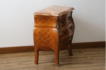 中古　イタリア製　天板大理石　真鍮金具付き　上品な佇まいとパーケットリーのデザインが魅力的なサイドチェスト(コモード、サイドテーブル、引き出し)(R-072643)