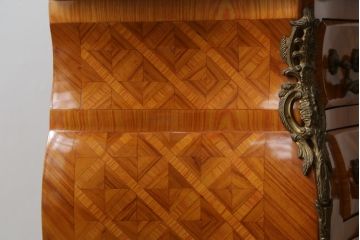 中古　イタリア製　天板大理石　真鍮金具付き　上品な佇まいとパーケットリーのデザインが魅力的なサイドチェスト(コモード、サイドテーブル、引き出し)(R-072643)
