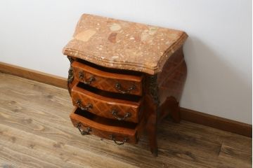 中古　イタリア製　天板大理石　真鍮金具付き　上品な佇まいとパーケットリーのデザインが魅力的なサイドチェスト(コモード、サイドテーブル、引き出し)(R-072643)