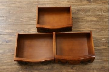 中古　イタリア製　天板大理石　真鍮金具付き　上品な佇まいとパーケットリーのデザインが魅力的なサイドチェスト(コモード、サイドテーブル、引き出し)(R-072643)
