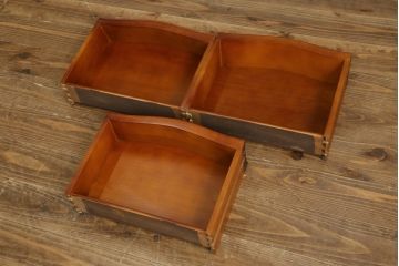 中古　イタリア製　天板大理石　真鍮金具付き　上品な佇まいとパーケットリーのデザインが魅力的なサイドチェスト(コモード、サイドテーブル、引き出し)(R-072643)