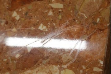 中古　イタリア製　天板大理石　真鍮金具付き　上品な佇まいとパーケットリーのデザインが魅力的なサイドチェスト(コモード、サイドテーブル、引き出し)(R-072643)
